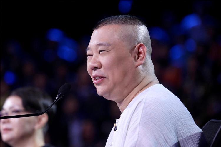 郭德纲:逆境中仗义疏财 郭德纲是一个在艰难时刻坚守道义的人,他的