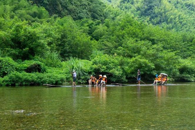 月亮湾竹筏漂流图片