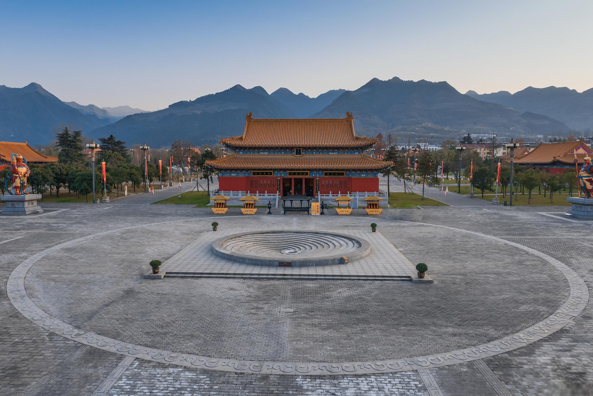 武当山的历史,文化,自然景观以及游览建议 武当山,又名太和山,位于