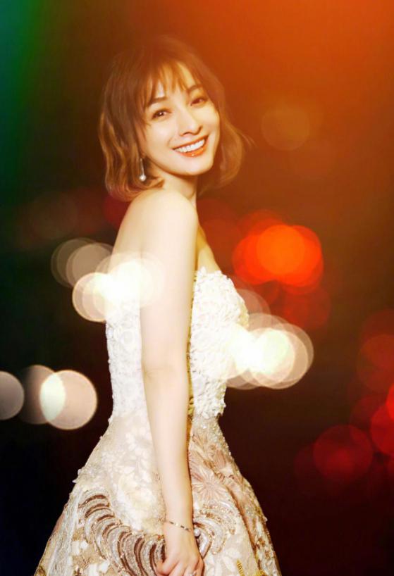 40岁吴昕线下扫楼,疑似成为主播 吴昕40岁线下扫楼,生图状态似少女有