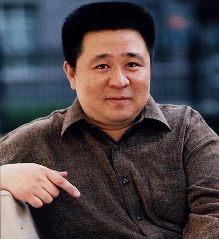 梁冠华,中国著名演员,因在《贫嘴张大民的幸福生活》中扮演的张大民一