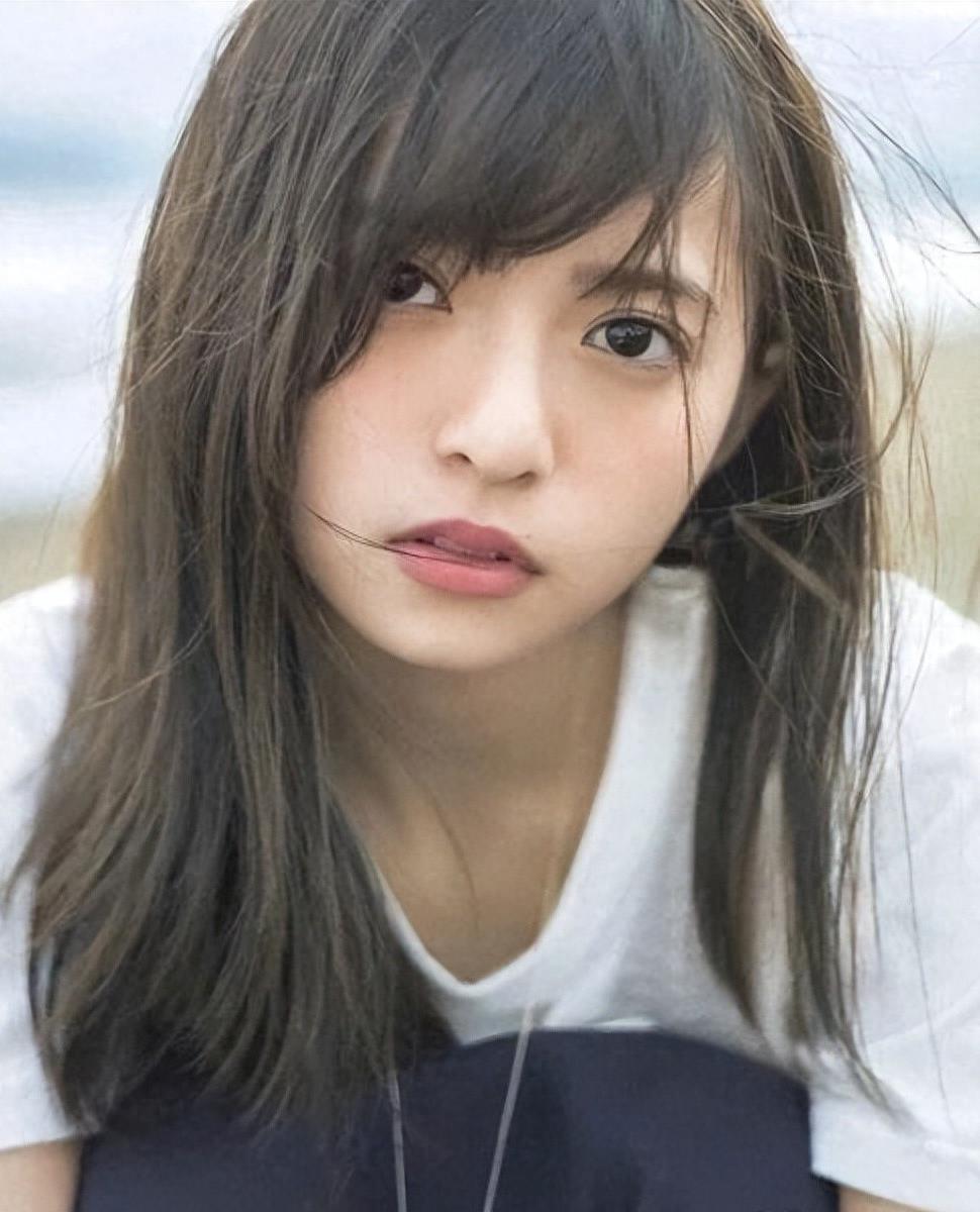 斋藤飞鸟:多面才能的时尚偶像 斋藤飞鸟是一位备受瞩目的时尚偶像,她