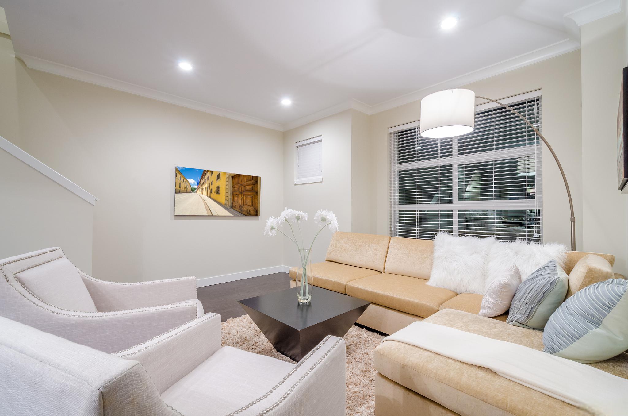 客厅筒灯布局实用方法 客厅筒灯是室内照明中常见的一种灯具,它能够
