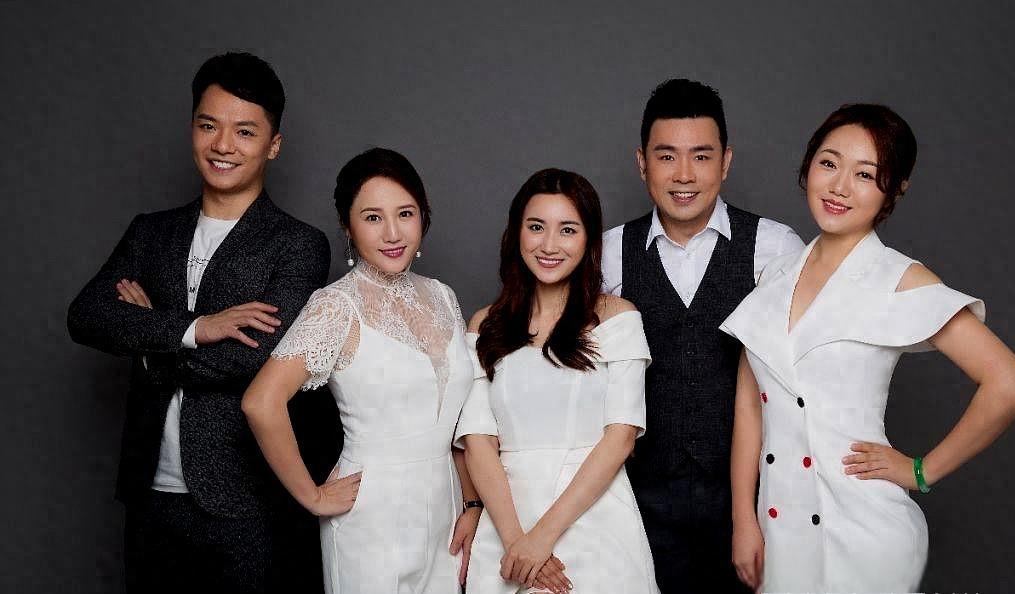 林彬:才华横溢的超级辣妈 林彬是一位才华横溢,精力充沛的主持人,她的