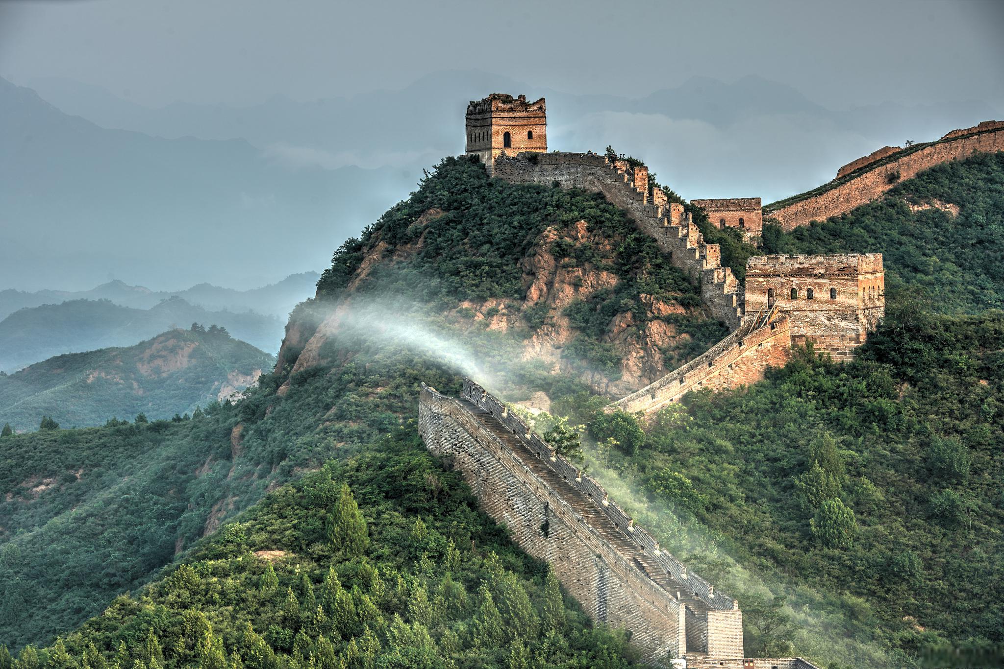 长城,千年的历史见证 在中国的大地上,有一道古老而壮丽的屏障,它是