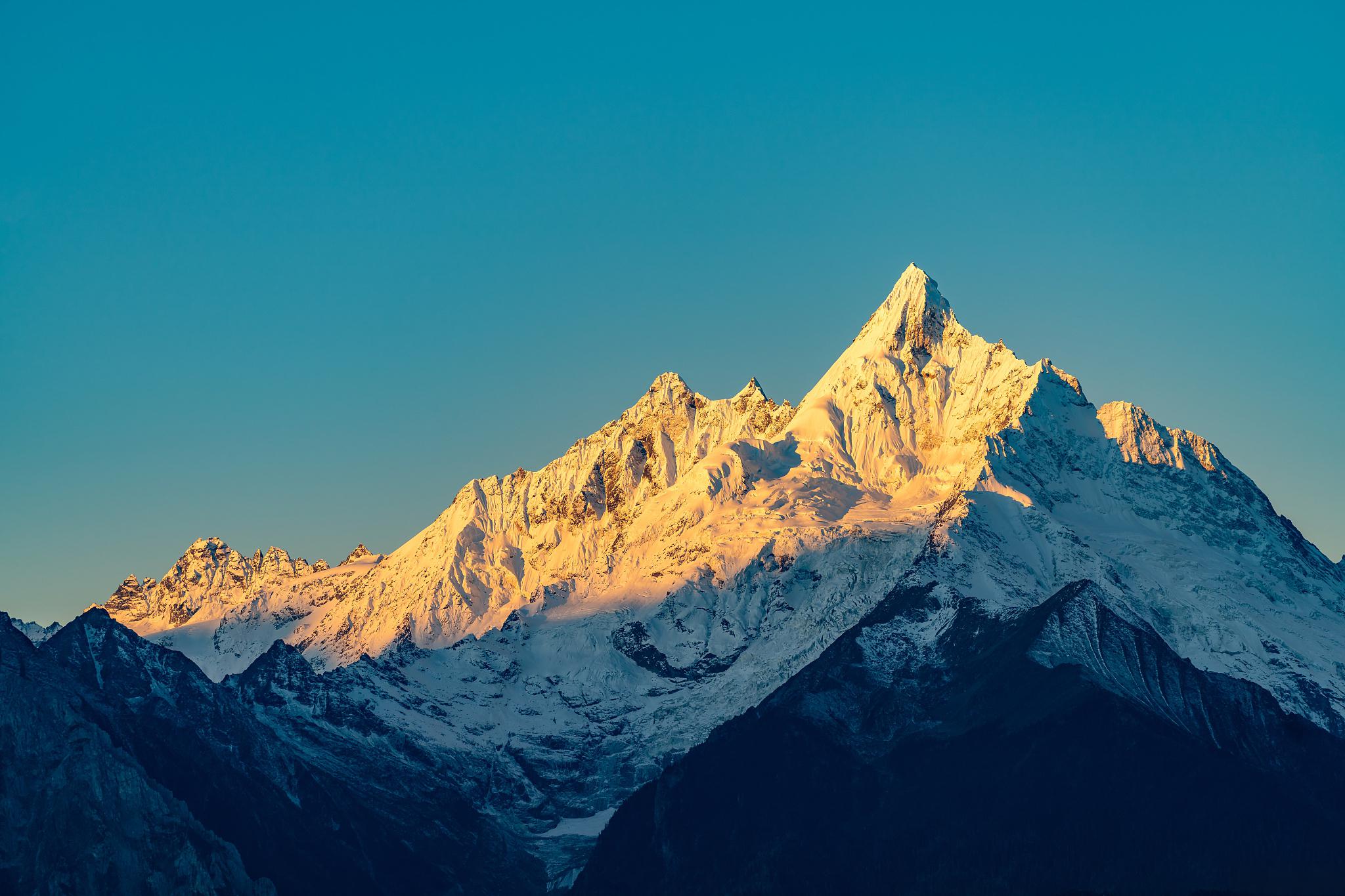 但需要注意,去梅里雪山没有直达客车.