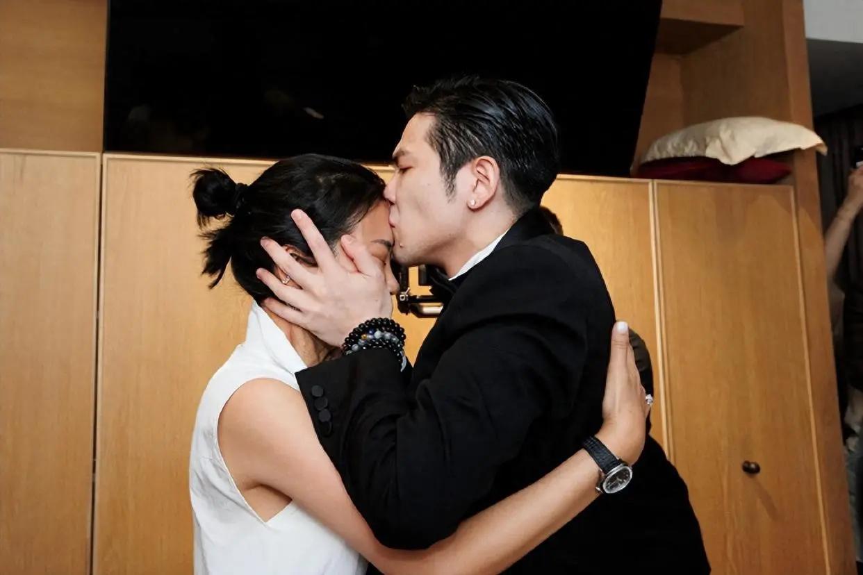 萧敬腾结婚,音乐才子终获幸福 萧敬腾和心爱的女友步