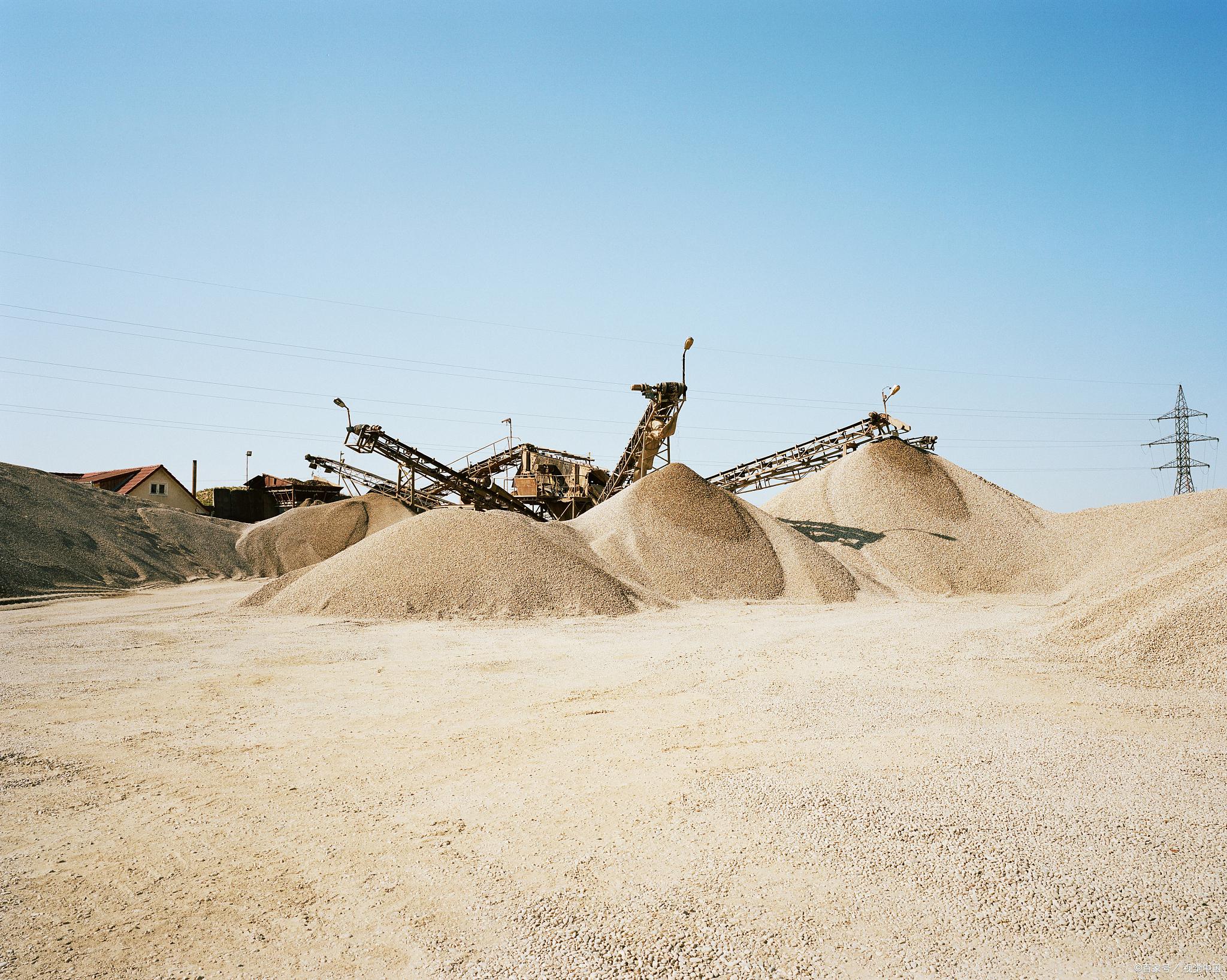 沙场:一个具有一定经济价值的行业 沙场是指采沙和挖沙的场所,通常