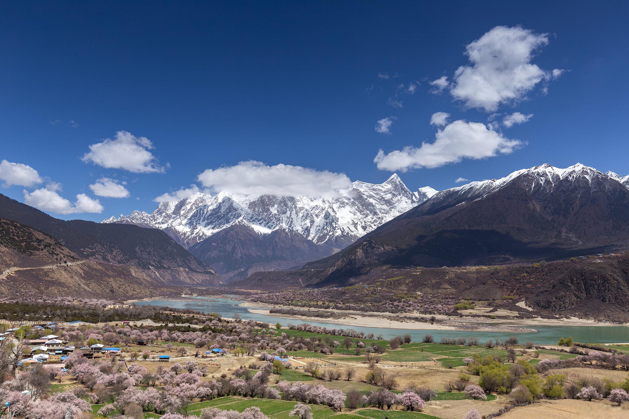 邂逅南迦巴瓦峰 在雄伟的喜马拉雅山脉中,有一座神秘而美丽的山峰