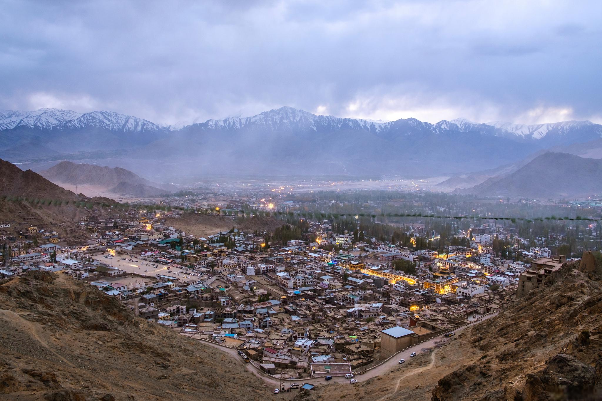唐古拉山旅游攻略 唐古拉山是位于中国西藏自治区的一座高山,海拔超过