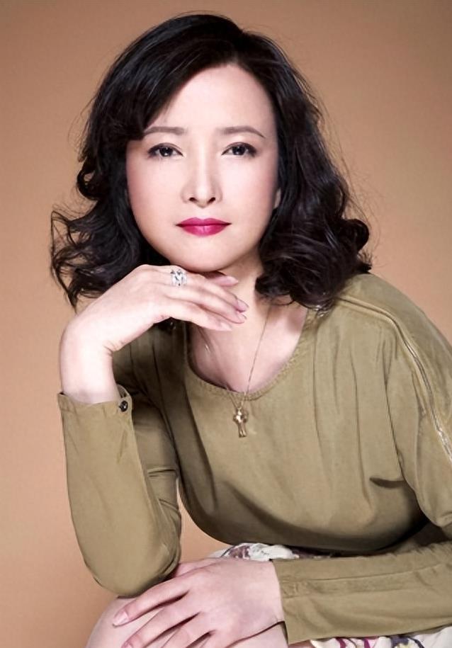 何晴:演四大名著,三婚许亚军,癌症教她懂真爱 何晴被誉为"古典第一