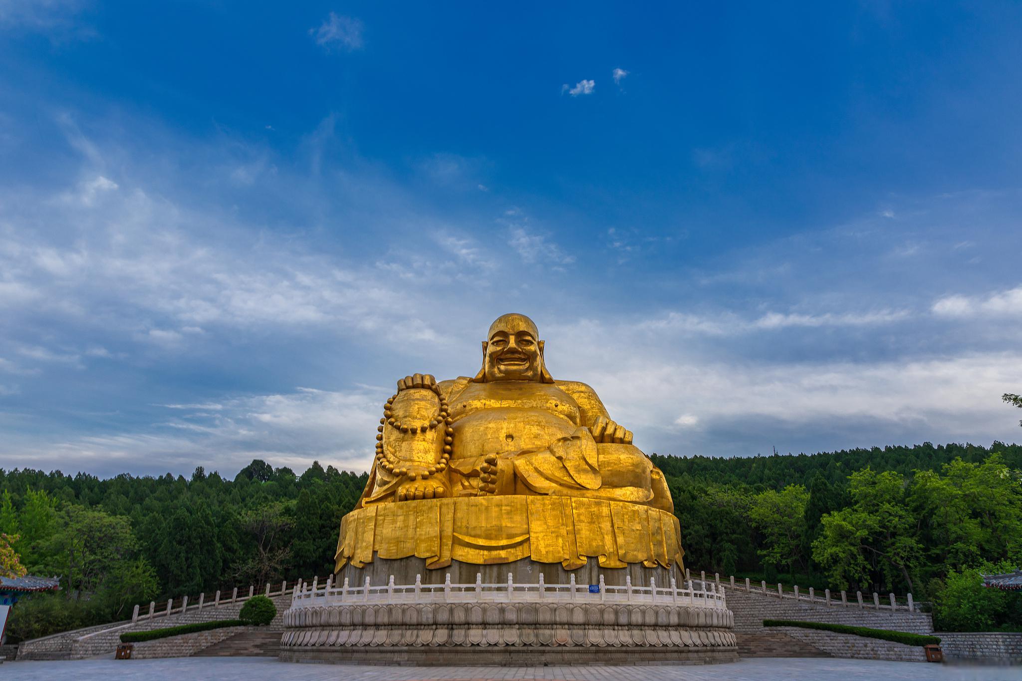 千佛山,济南的骄傲 千佛山,位于济南市中心的一座著名的佛教圣地,被誉
