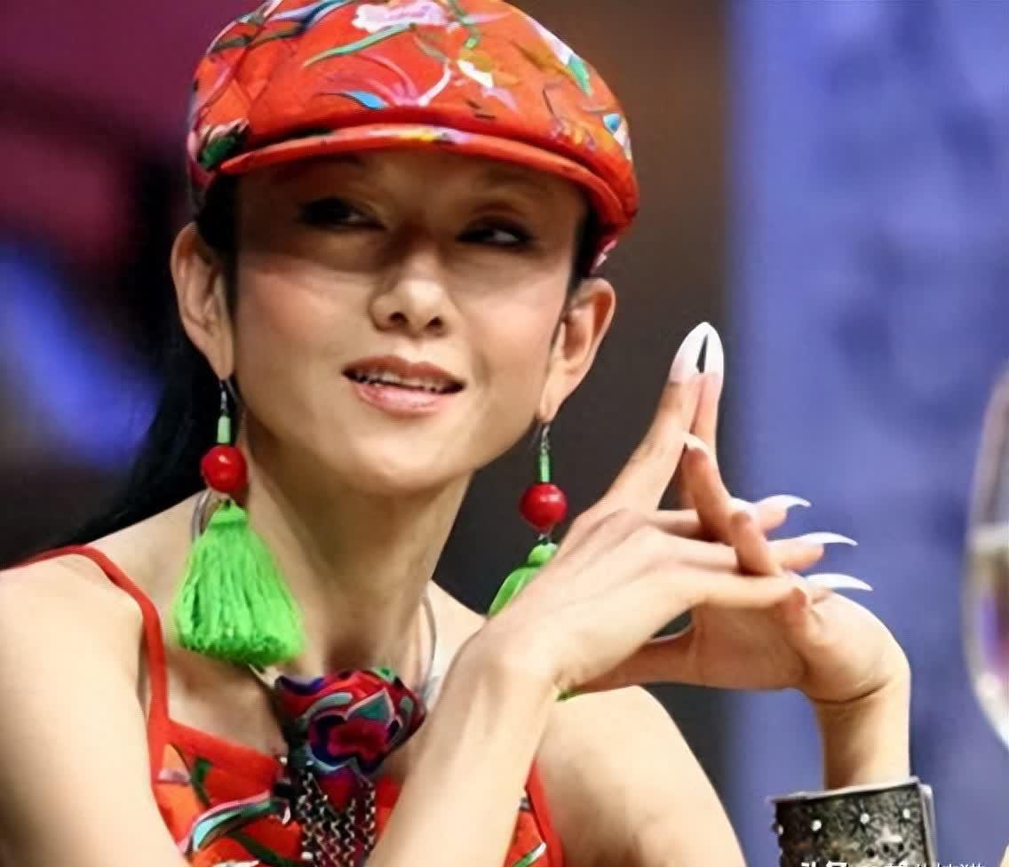 杨丽萍:舞蹈艺术家的争议 杨丽萍是一位杰出的舞蹈家,但她的舞蹈作品