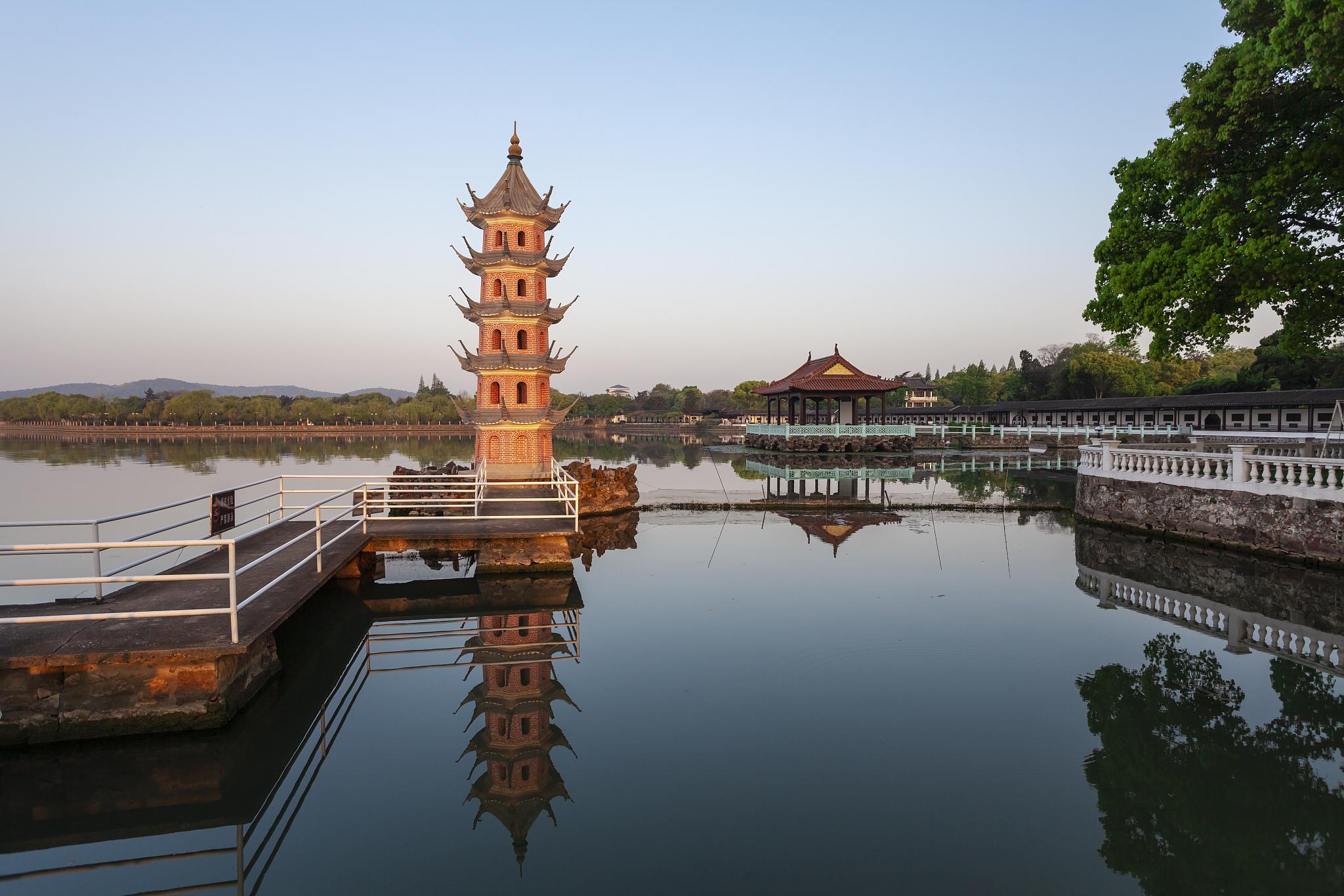 以下是一份旅游攻略,推荐一些靖江市值得一游的景点和相应的旅游建议