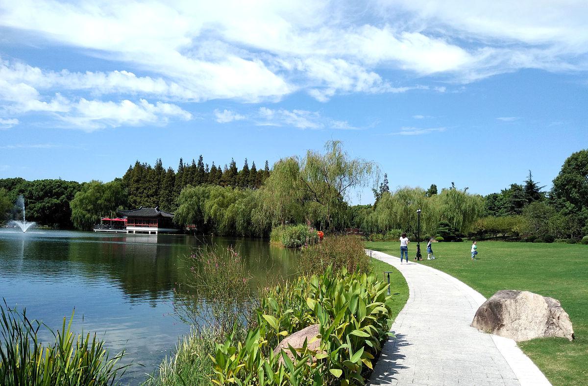 上海高行绿地公园 上海高行绿地公园位于浦东新区高行镇,是上海最大的