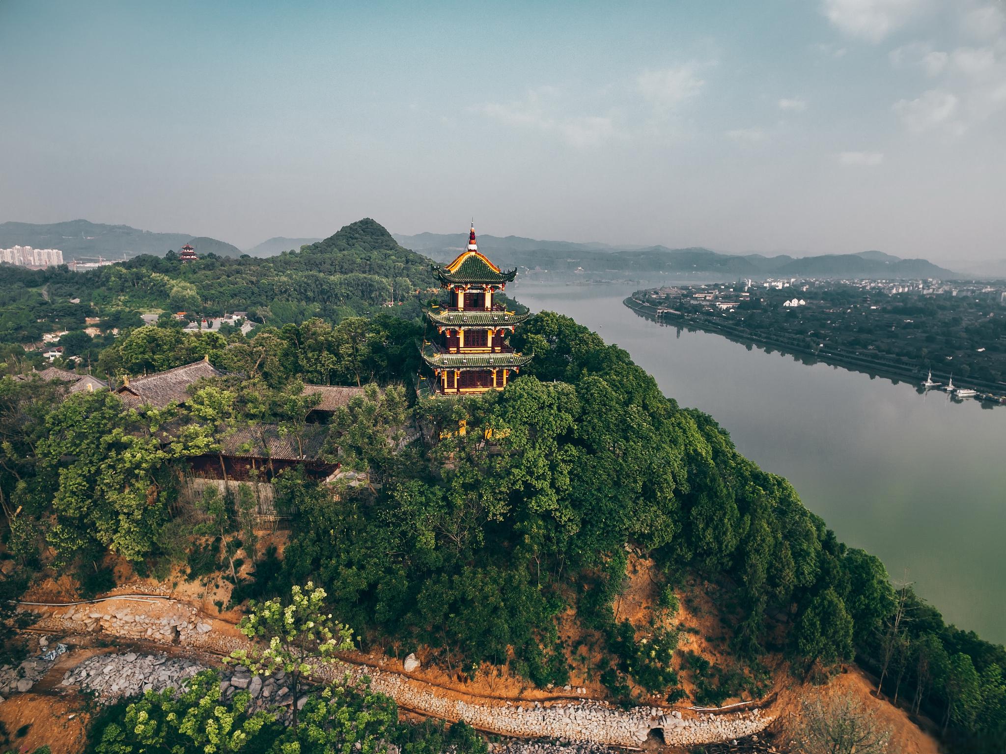 桐君山浙江桐庐旅游攻略 浙江桐庐,以其美丽的自然风光和丰富的文化