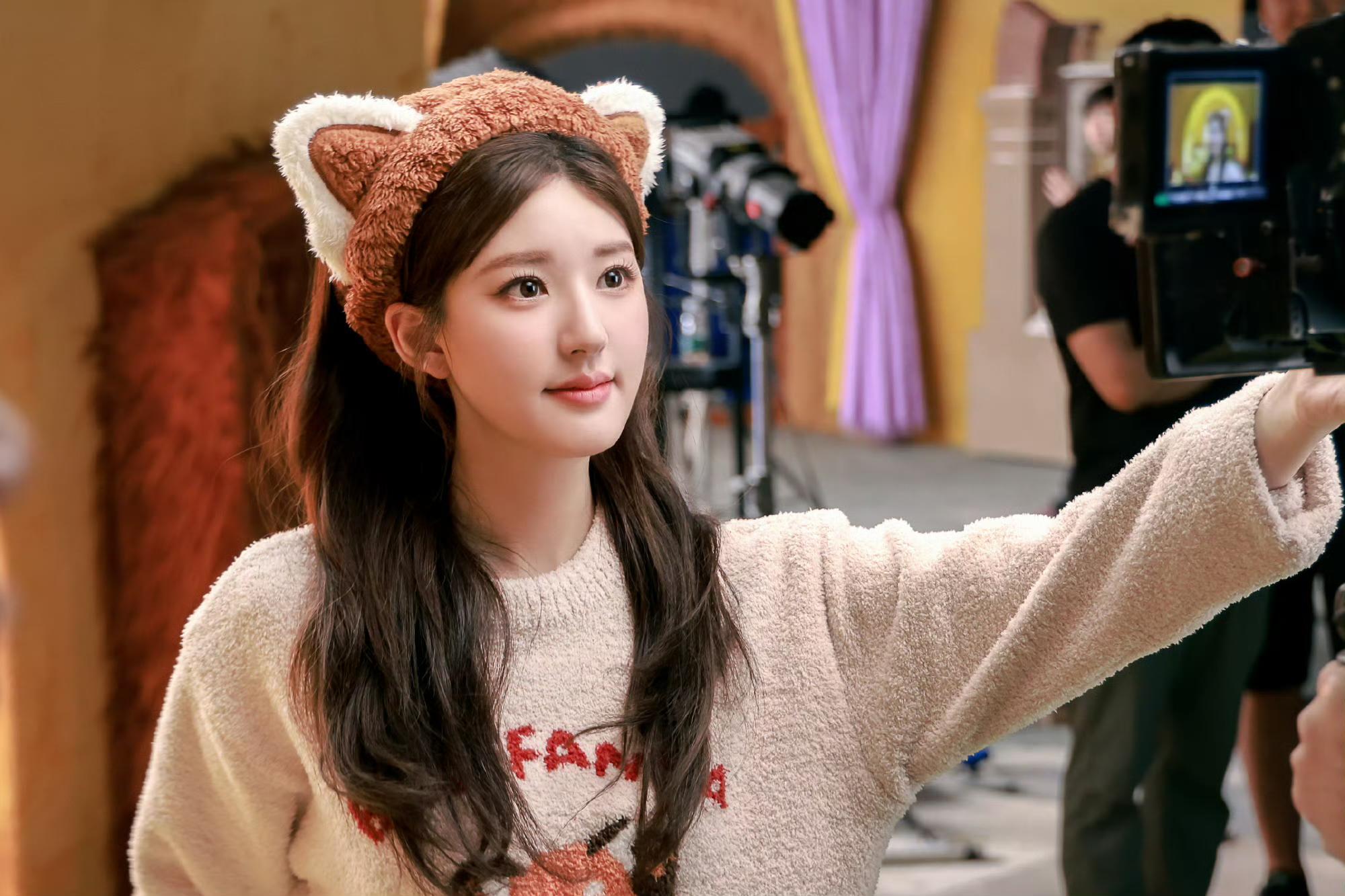 赵露思的毛绒睡衣和小熊发卡 赵露思是一个迷人可爱的女孩,她的毛绒