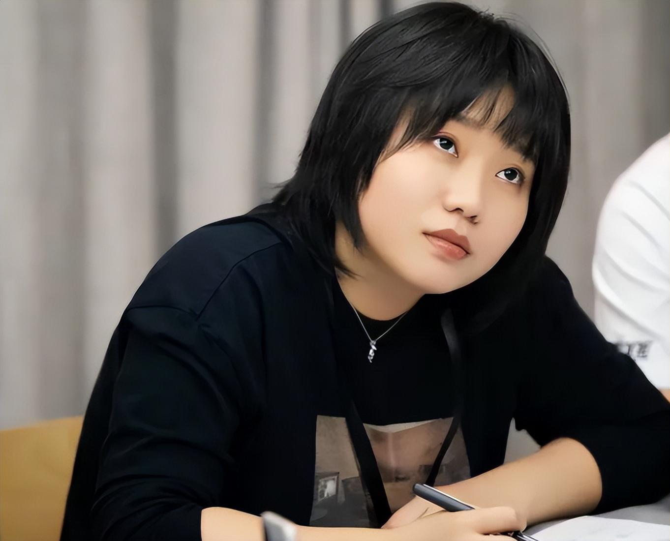 李雪琴:才华撑起《孤注一掷》主题曲 李雪琴,曾是网络红人,如今涉足