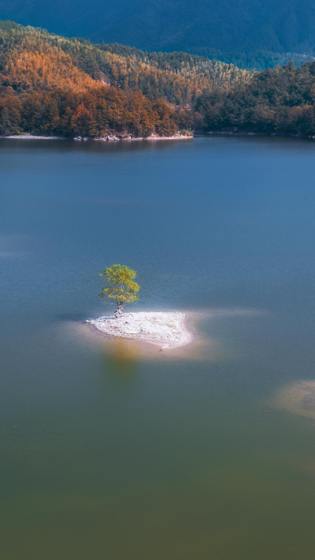 湖水碧澄图片