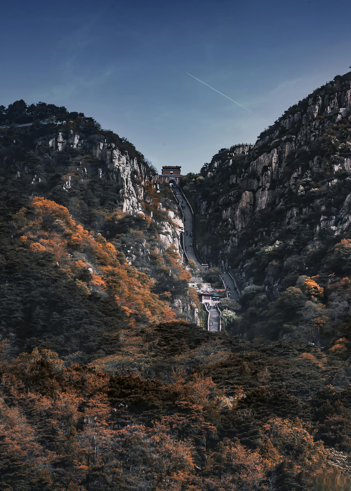 十一假期泰山旅游攻略 泰山,位于山东省泰安市,是中国著名的五岳之首