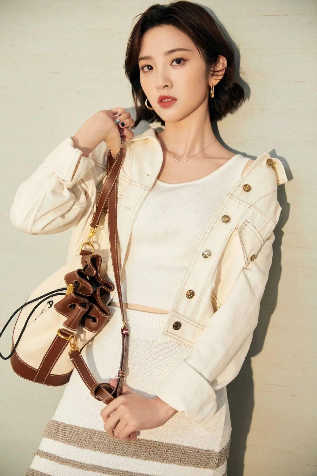 唐艺昕:简约风格的时尚哲学 唐艺昕的穿搭哲学,越简约越时尚,她善于