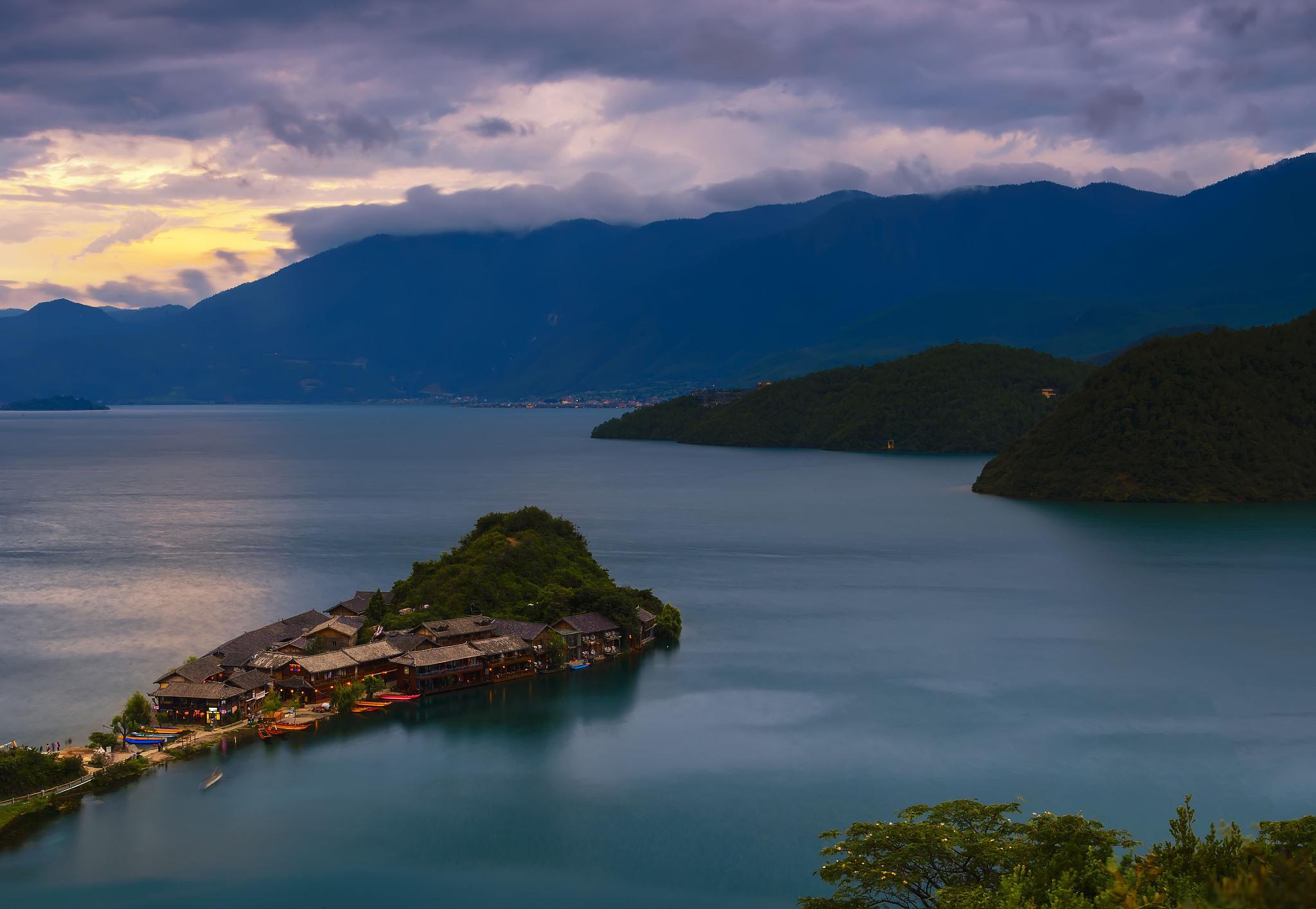 泸沽湖:云南的一颗璀璨明珠 泸沽湖,这个位于云南省与四川省交界处的