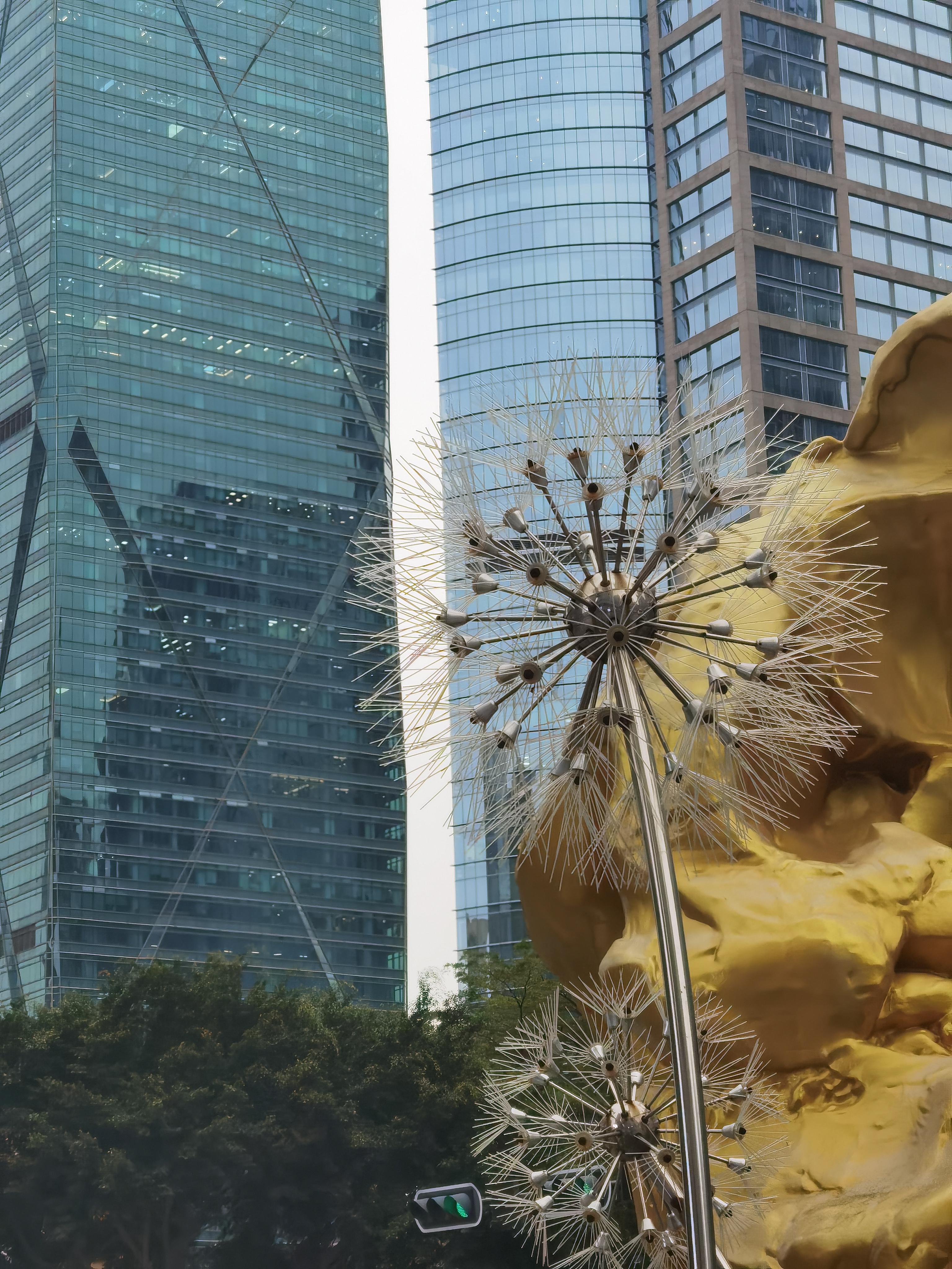 深圳的第一高楼平安金融中心,也称深圳平安大厦,位于福田中心区购物