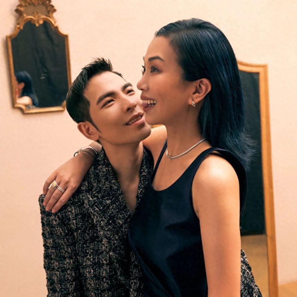 萧敬腾官宣领证结婚,首晒婚纱照超幸福 歌手萧敬腾官宣与女友summer