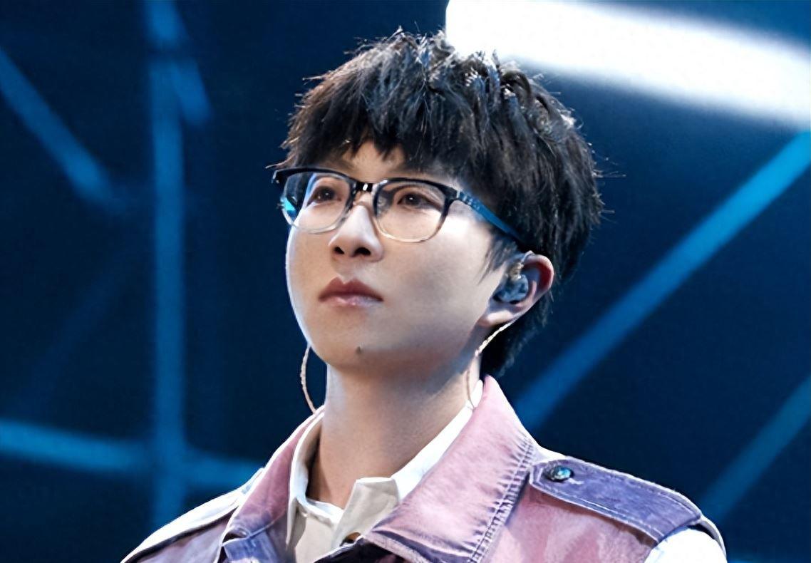 毛不易:音乐之路的伤痛 毛不易,一名男性实习护士,拥有超乎寻常的音乐