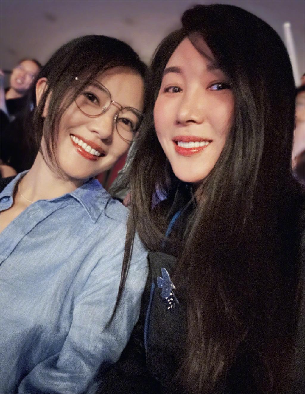 高圆圆:素颜自拍 高圆圆在社交媒体上发布了一张素颜自拍照,展现了她