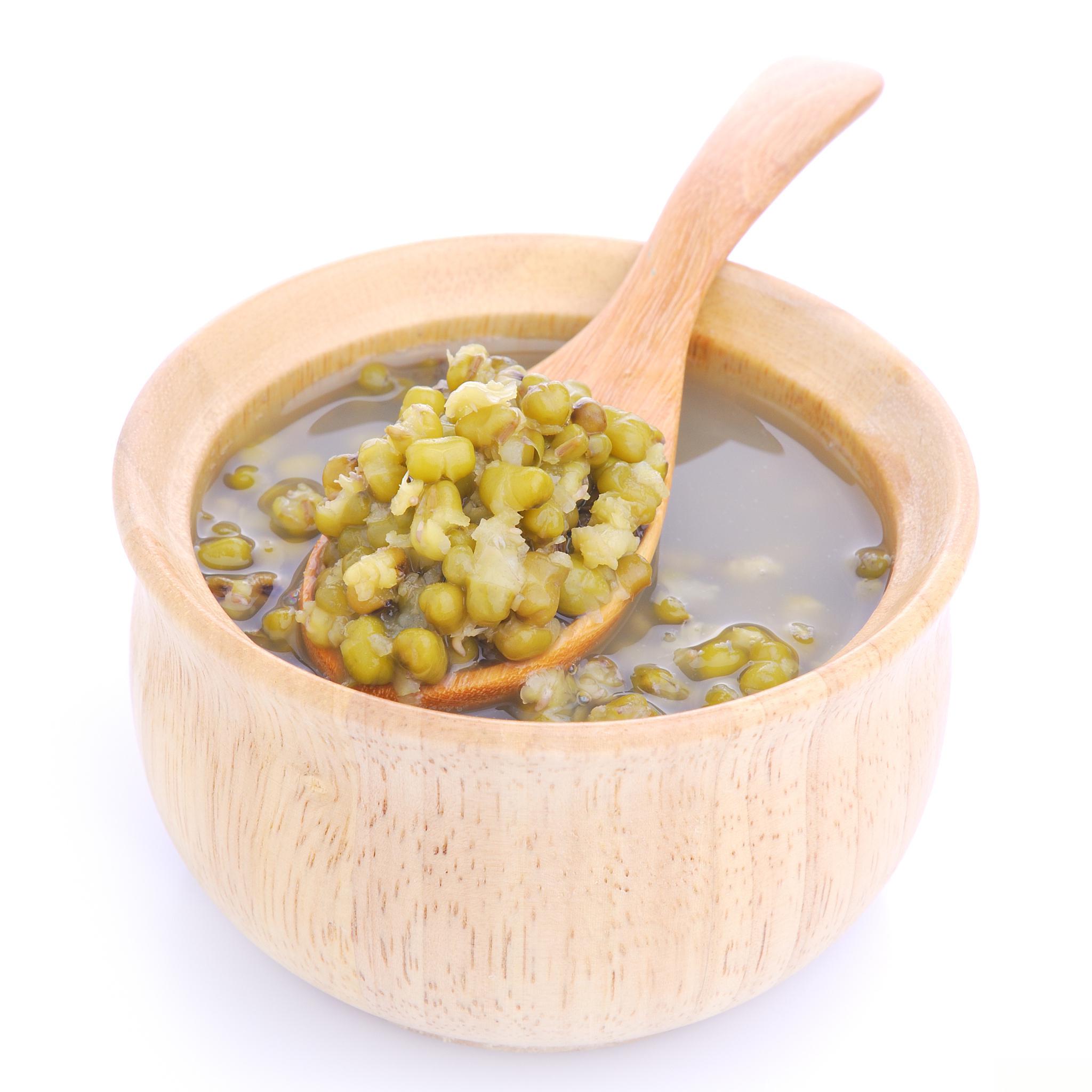 绿豆汤属于养生保健食品,尤其是在夏季,它具有止渴消暑的功效,同时也