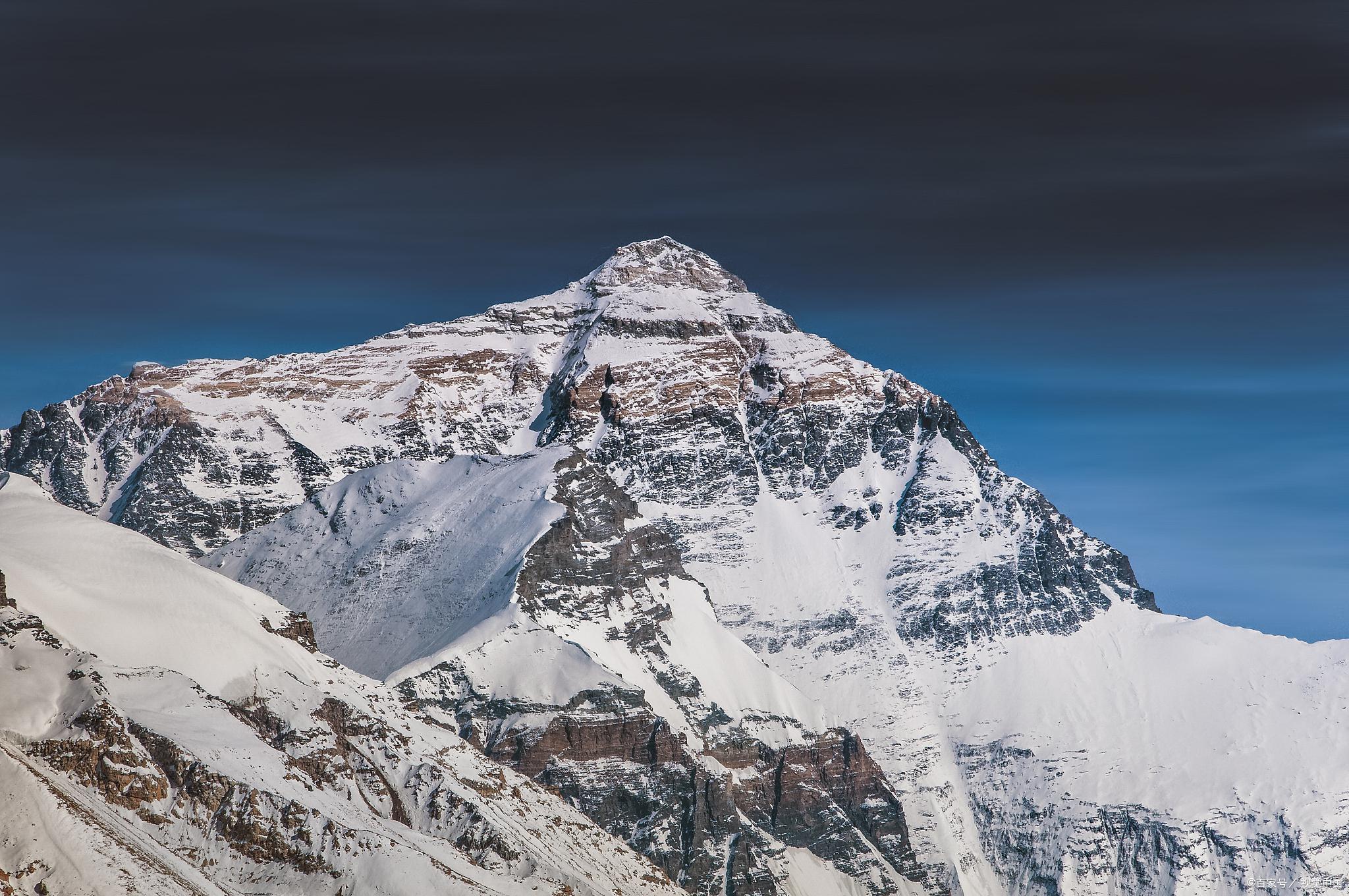 珠穆朗玛峰,一座神秘而美丽的地方 在喜马拉雅山脉的中心,有一座举世