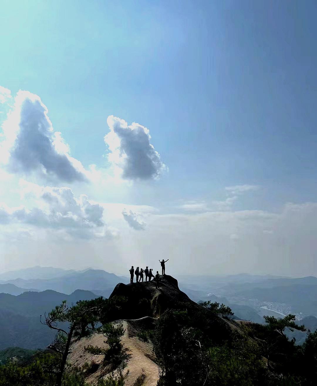 龙须山的美丽风景 龙须山,位于安徽省绩溪县,是一座以奇峰险岭,悬崖