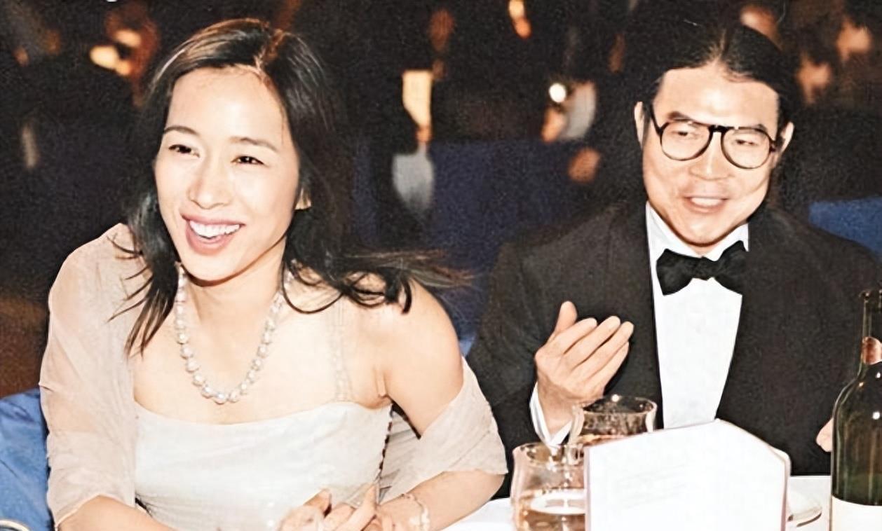 侯玉婷:65岁成了模范婆婆 侯玉婷的一生充满了戏剧性的事件,她的故事