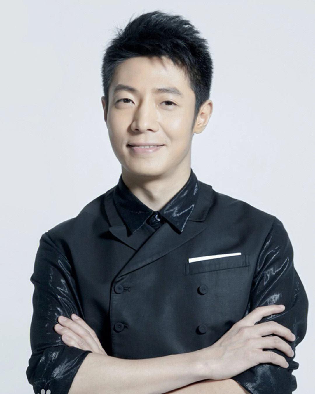 撒贝宁的原名与梗 撒贝宁的名字有点特别,因为撒这个姓氏相对来说比较