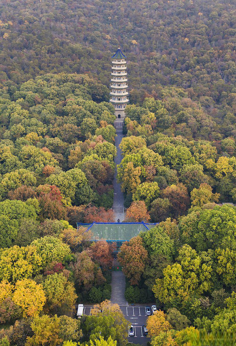 位于江苏省南京市,以其独特的地理位置,历史沿革和景点特色而闻名于世