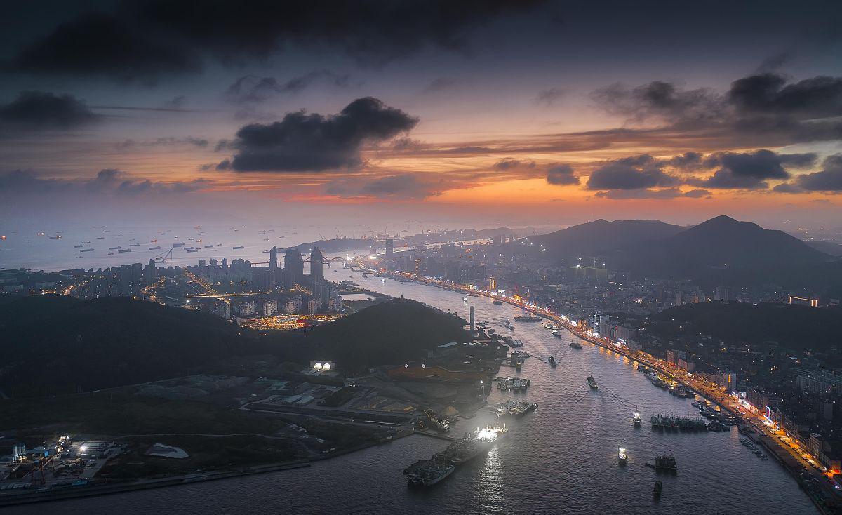 沈家门渔港:一个充满海洋气息的渔港小镇 这个充满海洋气息的小镇,以