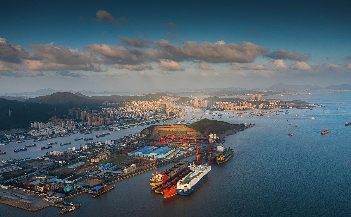 沈家门渔港:一个充满海洋气息的渔港小镇 这个充满海洋气息的小镇,以