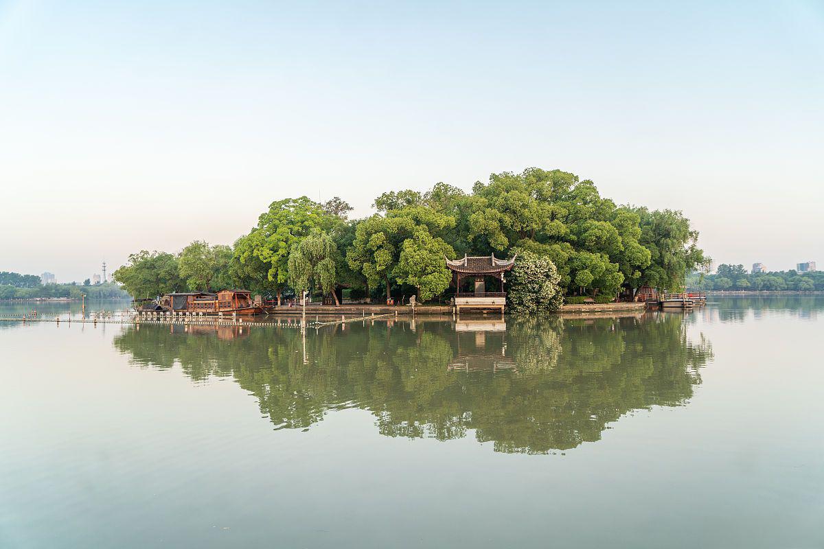 浙江省嘉兴市南湖旅游区,是一颗璀璨的明珠,以其秀美的自然风光和悠久