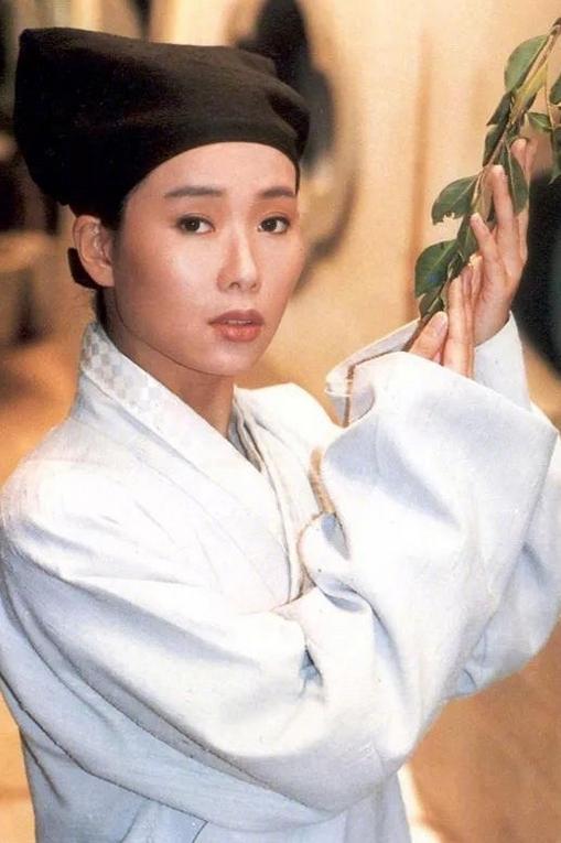 贾静雯男装:眼神炯炯有神 贾静雯的男装不仅帅气的眼神秒杀众人,还