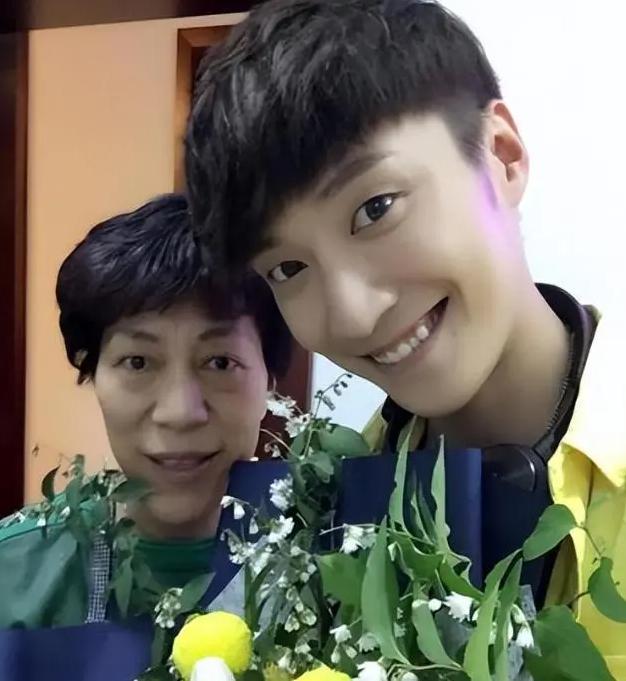 粉色天空下的小天使 乔任梁离世7周年,陈乔恩晒出粉色天空照片怀念