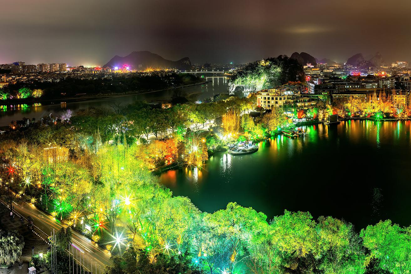 这次,让我们一起探访这片美景,走进桂林的两江四湖象山景区.