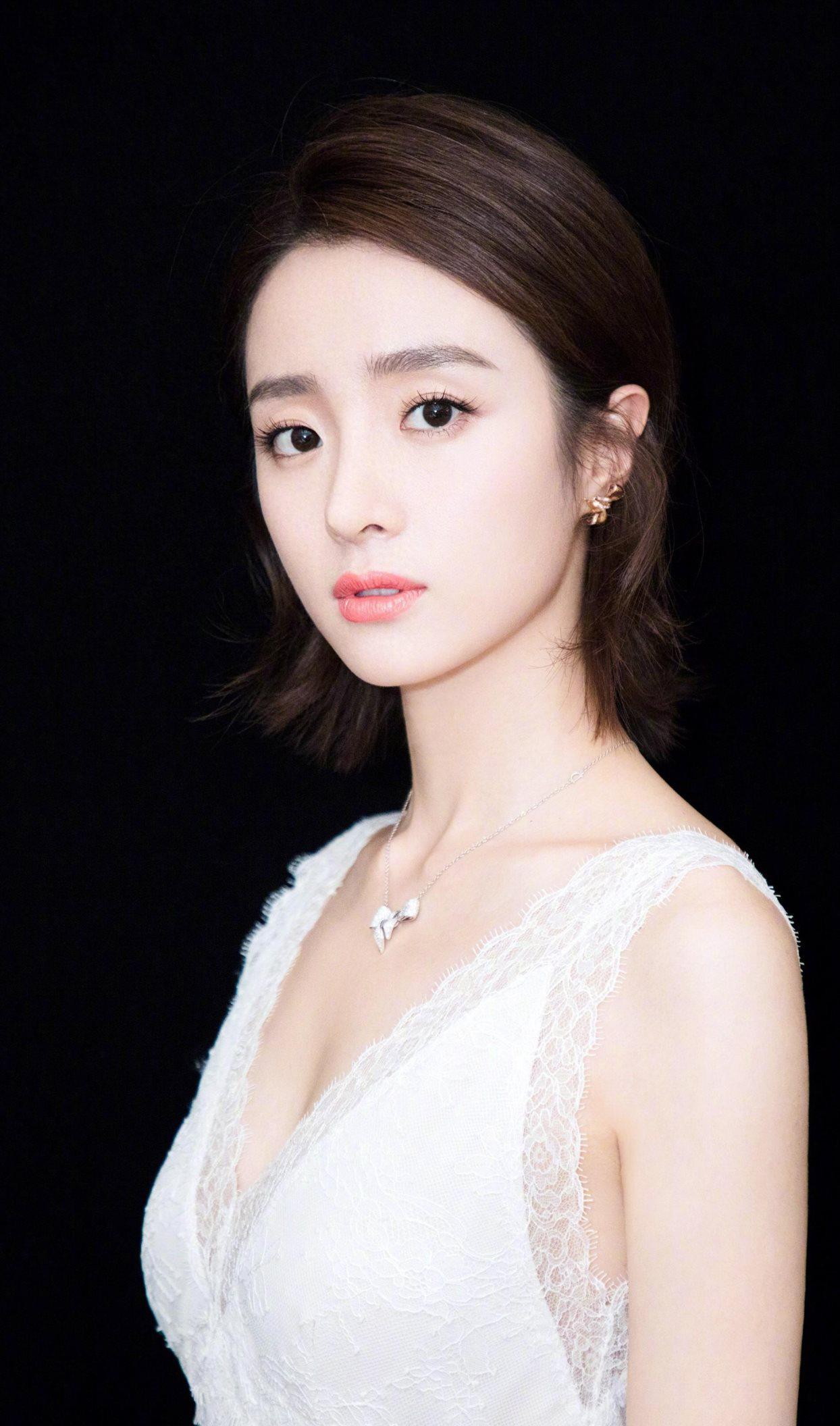 胡冰卿魅力四射 胡冰卿是一位年轻而备受喜爱的演员她拥有自己坚守