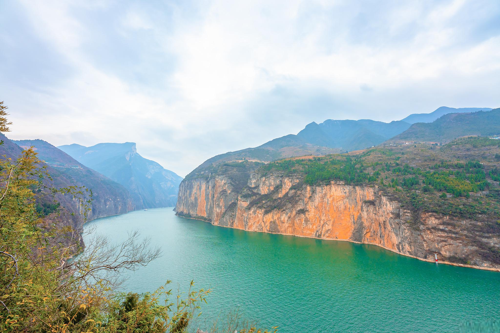 长江三峡是中国长江上游中的三个峡谷,位于重庆市奉节县,湖北省宜昌市