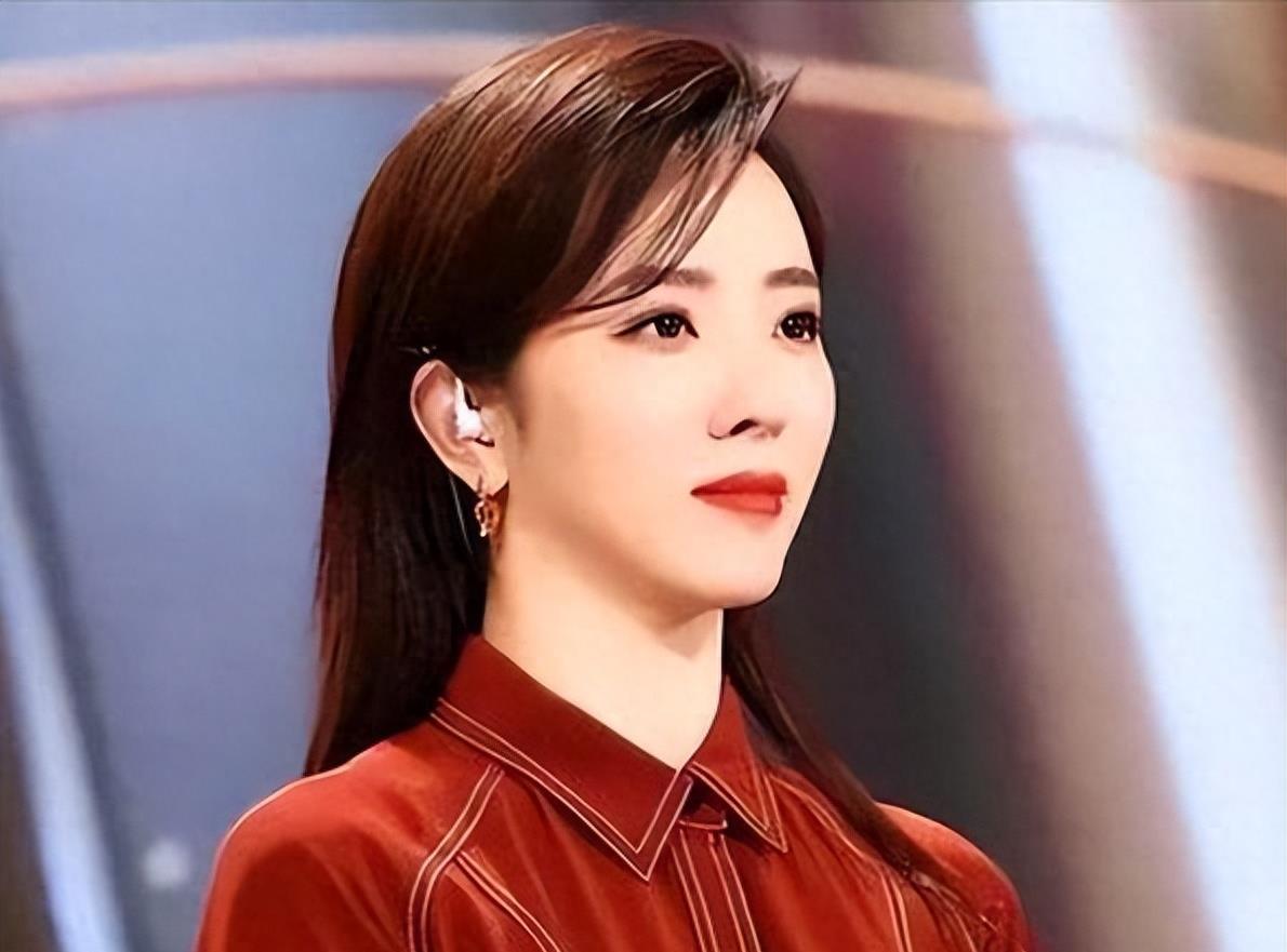 随着直播带货和新媒体的兴起,许多主持人发现,在新媒体平台上相比于