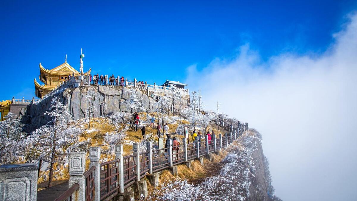 峨眉山金顶,令人震撼的景色 峨眉山是中国四大佛教名山之一,也是世界