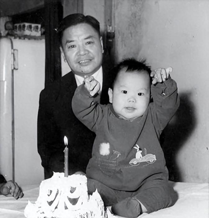 企业家李开复:回国创业的勇气 李开复生于台湾,毅然决然的放弃美国的