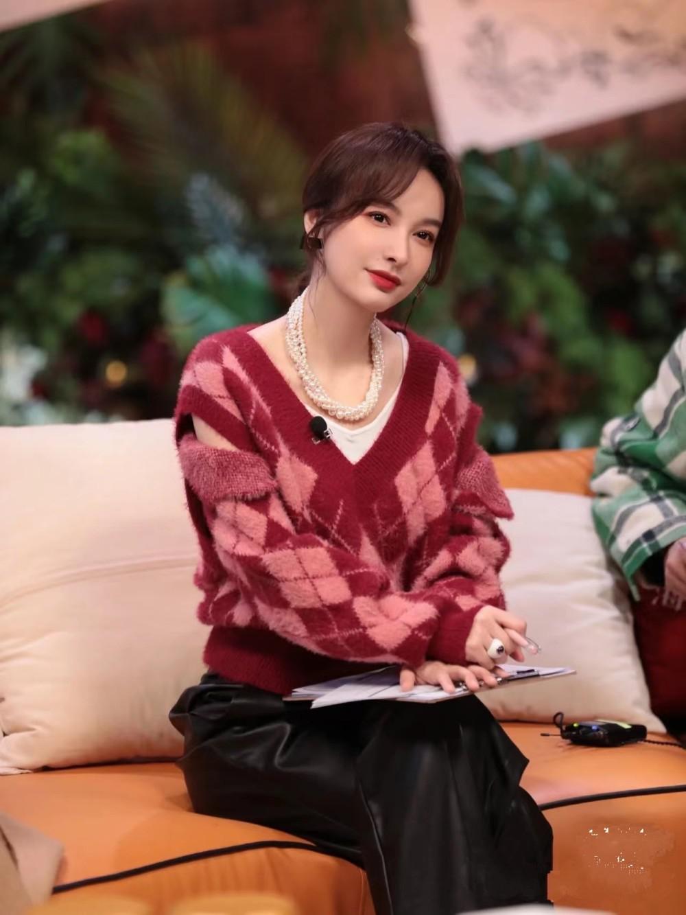 吴昕的私服风格 吴昕的私服风格以轻熟减龄的穿搭为主,比之前好了10倍