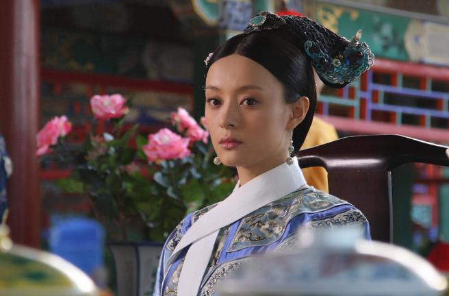 孙俪陪女儿看《甄嬛传》 孙俪在微博上分享了她参与的古装经典电视剧