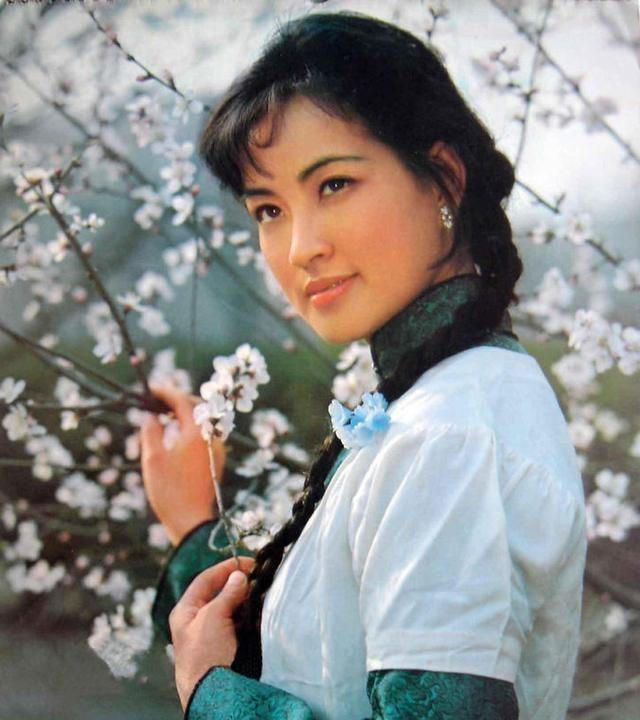 50年前的刘晓庆:纯天然美女 50年前,刘晓庆以一张绝美的照片出现在